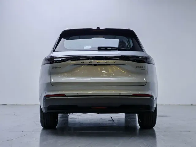 Geely Galaxy Starship 7 EM-i — Фото автомобиля 15