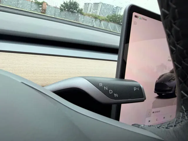 Tesla Model 3 — Фото автомобиля 12