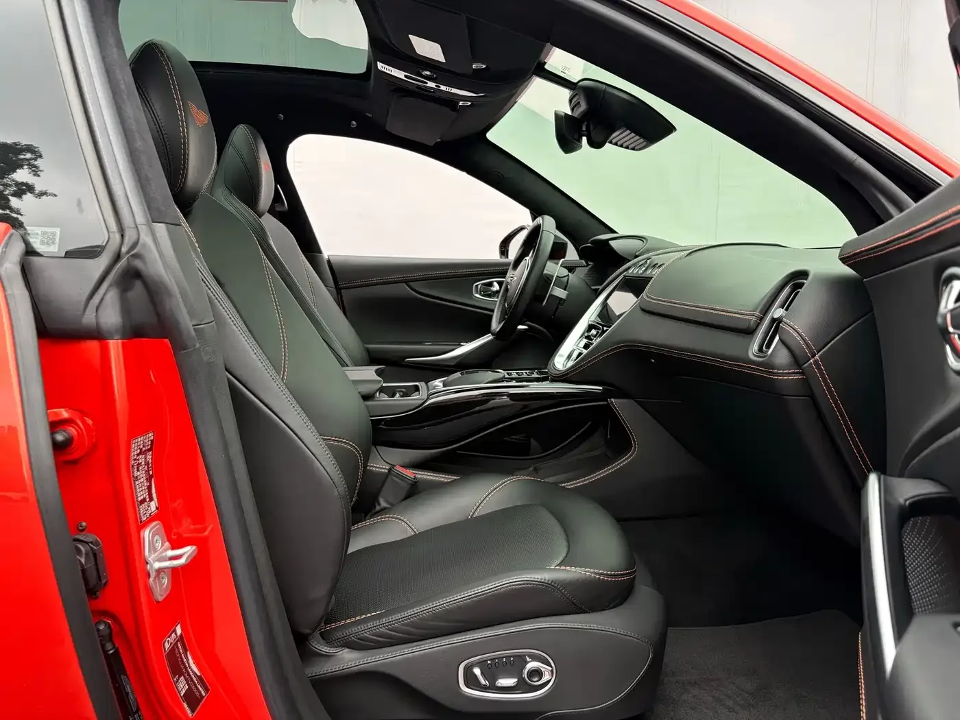Aston Martin Aston Martin DBX 2020 4.0T V8 — Фото автомобиля 20