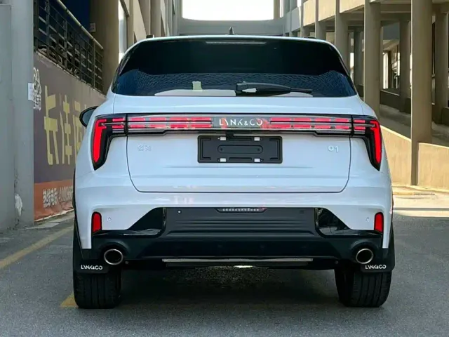 Lynk & Co 01 — Фото автомобиля 4