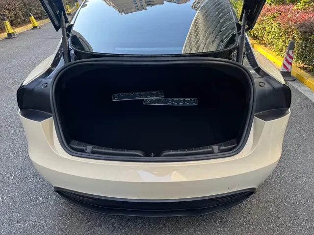 Tesla Model 3 — Фото автомобиля 17