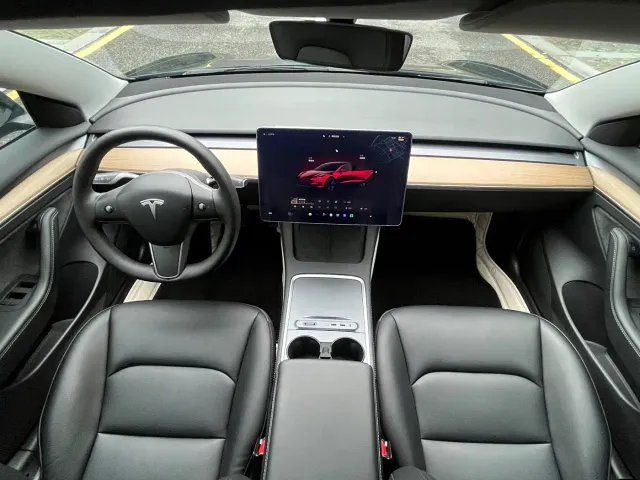 Tesla Model 3 — Фото автомобиля 11