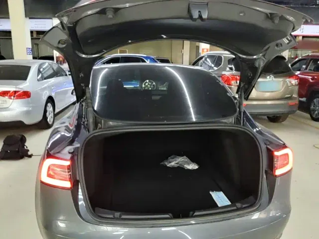 Tesla Model 3 — Фото автомобиля 18