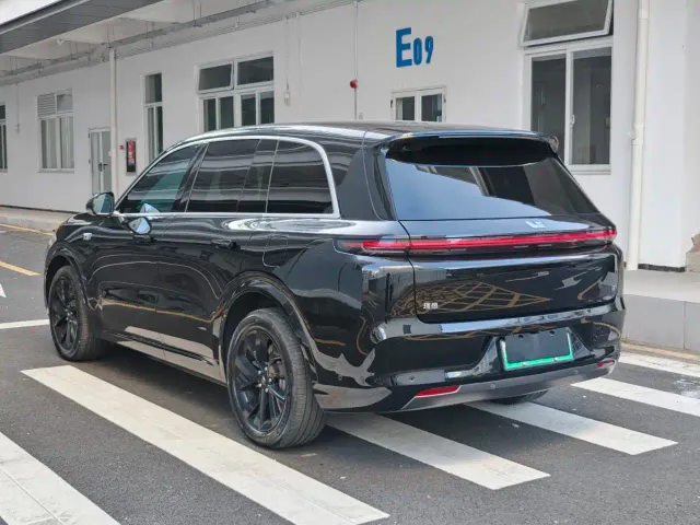 Li Auto L8 — Фото автомобиля 13