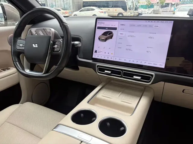 Li Auto L8 — Фото автомобиля 10