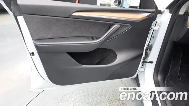 Tesla Model Y — Фото автомобиля 13