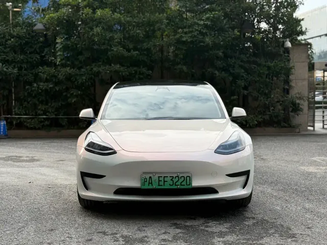 Tesla Model 3 — Фото автомобиля 2