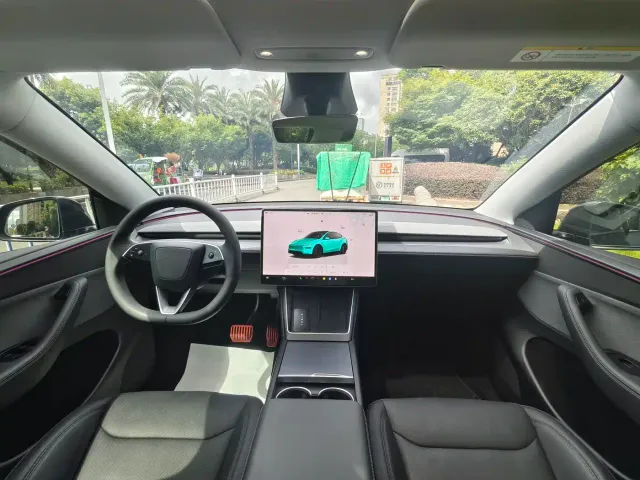 Tesla Model Y — Фото автомобиля 12