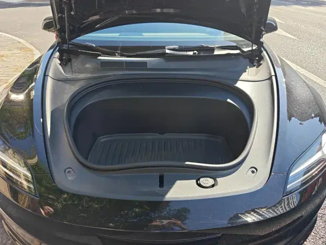 Tesla Model 3 — Фото автомобиля 10