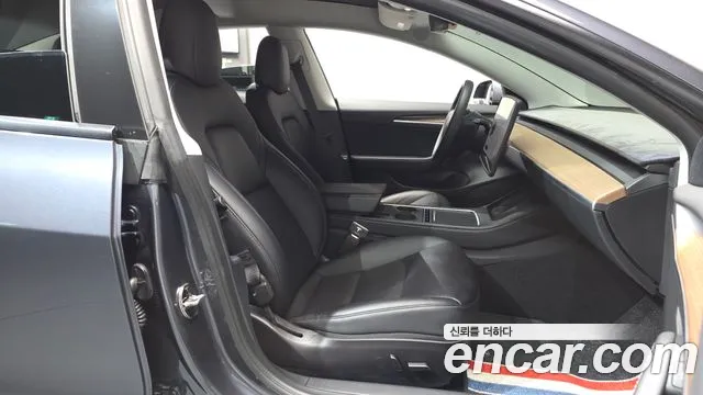 Tesla Model 3 — Фото автомобиля 17