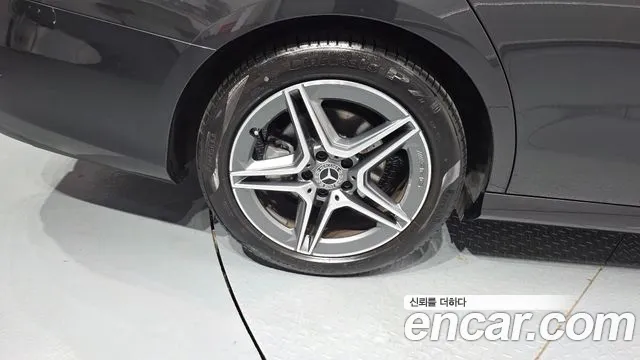 Mercedes-Benz E-Class — Фото автомобиля 5