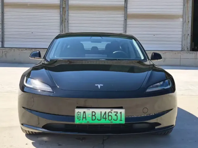 Tesla Model 3 — Фото автомобиля 2