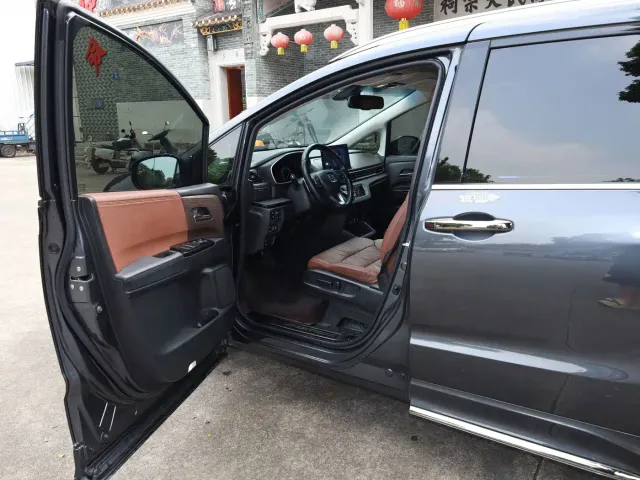 Honda Odyssey 2022 2.0L e:HEV Sharp Supreme Edition — Фото автомобиля 4