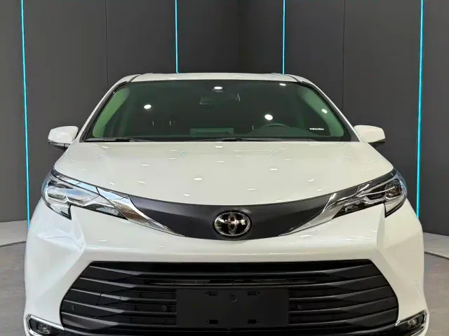 Toyota Sienna — Фото автомобиля 2