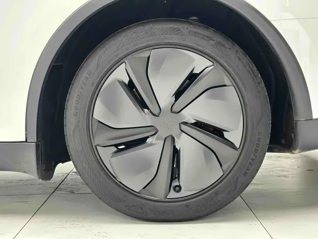 Tesla Model Y — Фото автомобиля 25