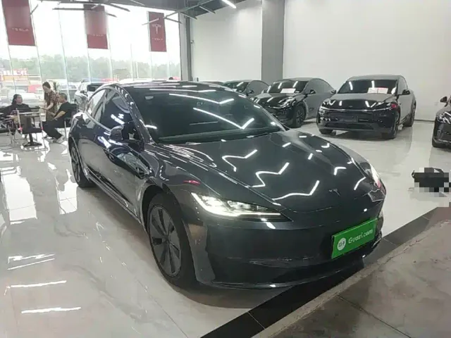 Tesla Model 3 — Фото автомобиля 3