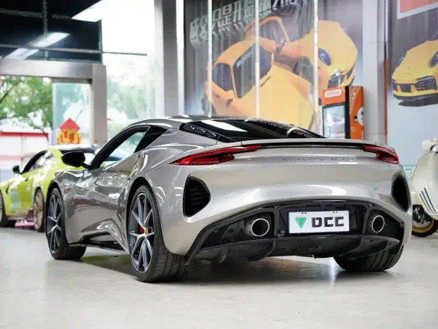 Lotus Emira — Фото автомобиля 2