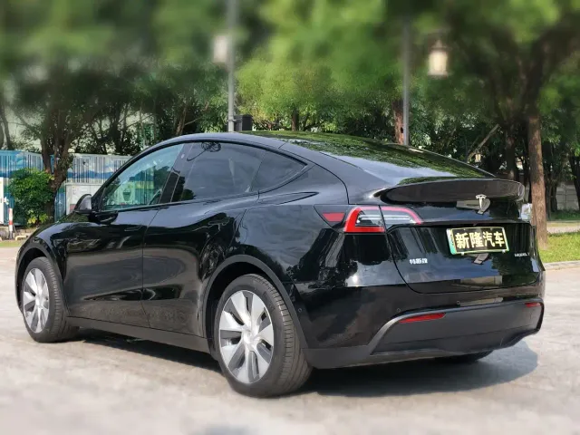Tesla Model Y — Фото автомобиля 6