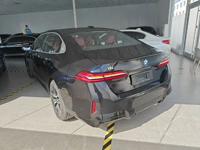 BMW i5 — Фото автомобиля 4