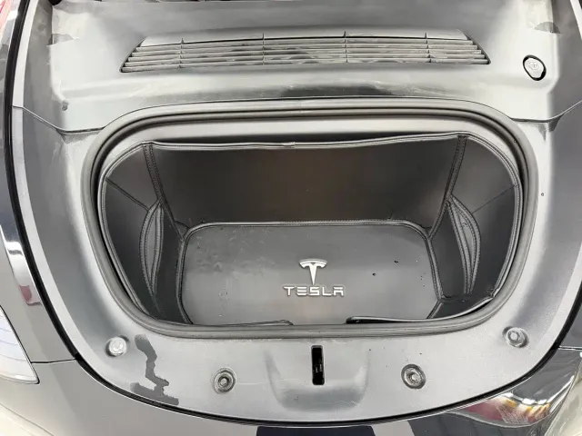 Tesla Model Y — Фото автомобиля 23