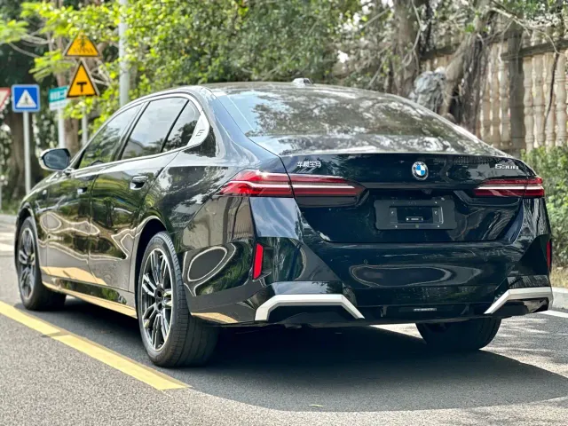 BMW 5 Series — Фото автомобиля 10