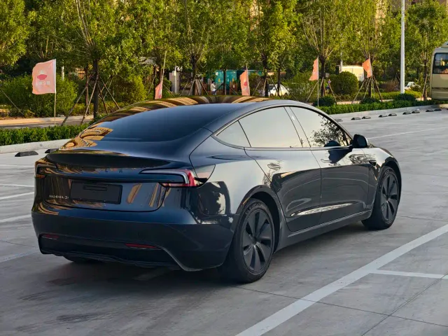 Tesla Model 3 — Фото автомобиля 5