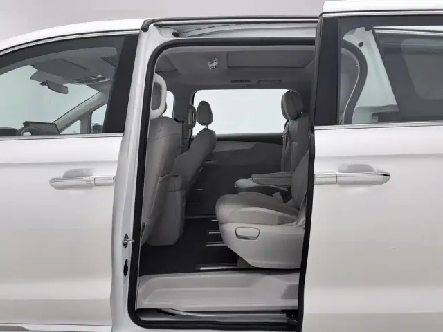 Roewe Roewe iMAX8 EV 2025 Model 1.5T DMH Land Premium Edition — Фото автомобиля 15