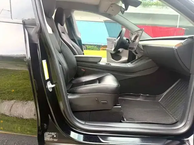 Tesla Model Y — Фото автомобиля 9