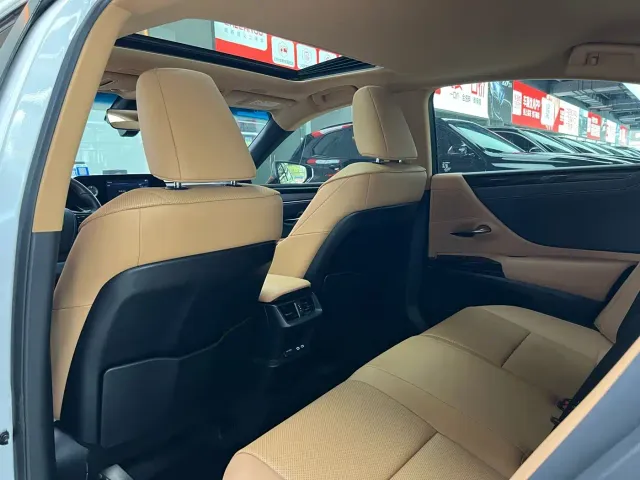 Lexus ES — Фото автомобиля 11