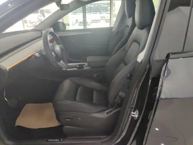 Tesla Model Y — Фото автомобиля 14