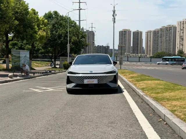 Changan Changan UNI-V 2024 1.5T Deluxe — Фото автомобиля 2