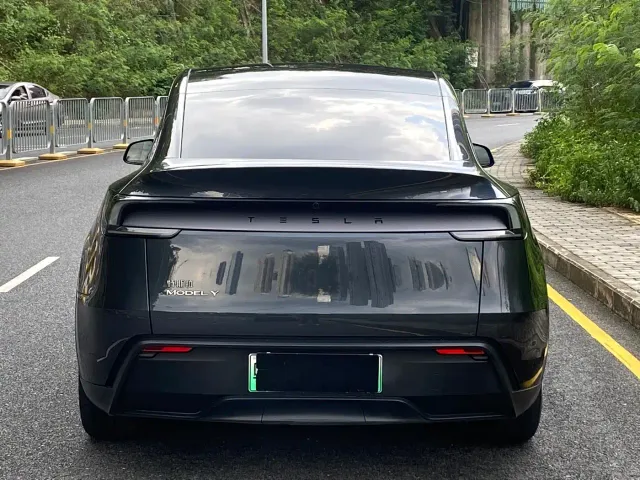 Tesla Model Y — Фото автомобиля 18