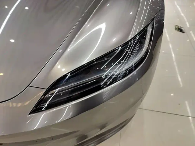 Tesla Model 3 — Фото автомобиля 23