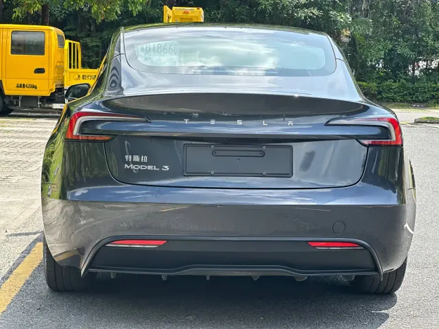 Tesla Model 3 — Фото автомобиля 16