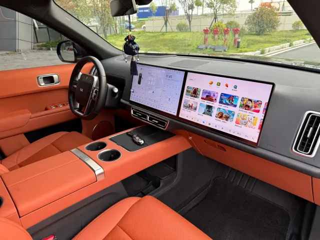 Li Auto L8 — Фото автомобиля 18