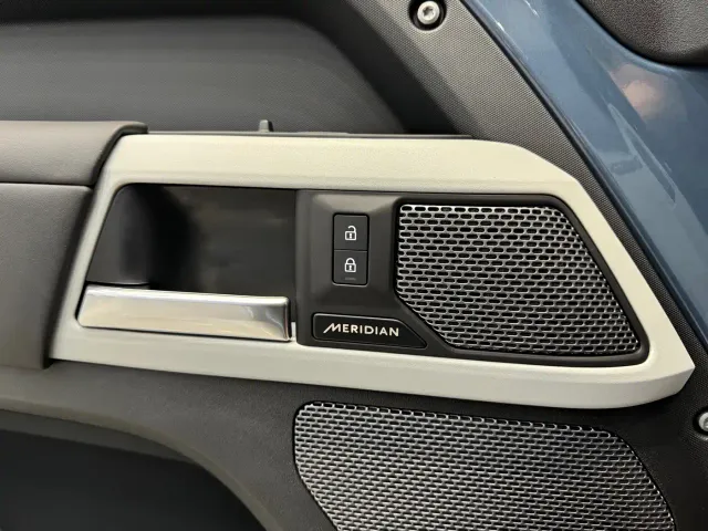 Land Rover Defender — Фото автомобиля 12