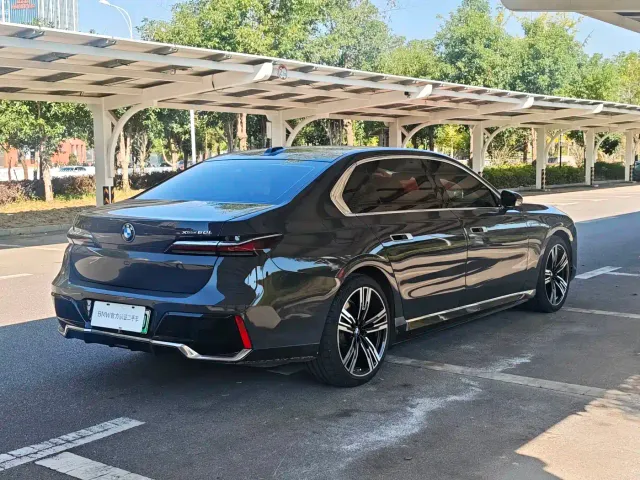 BMW i7 — Фото автомобиля 6