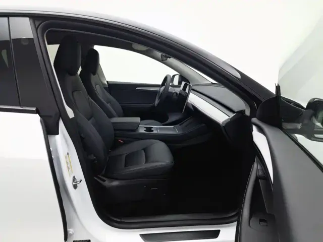 Tesla Model Y — Фото автомобиля 23