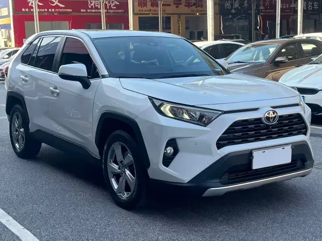 Toyota RAV4 — Фото автомобиля 3