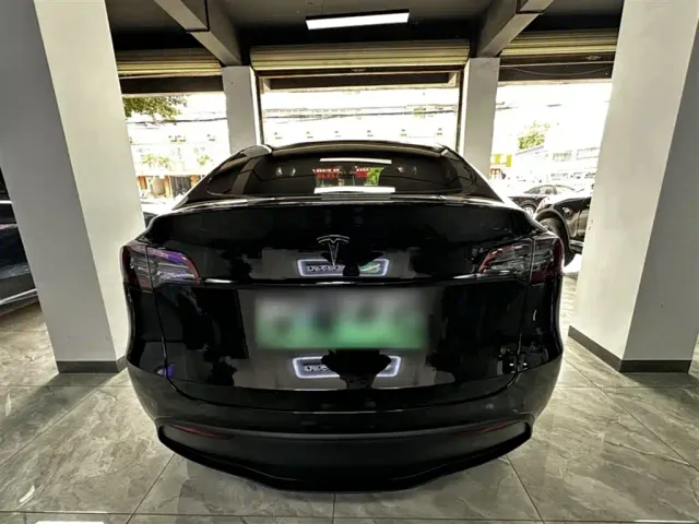 Tesla Model Y — Фото автомобиля 14