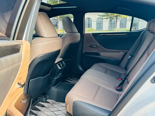 Lexus ES — Фото автомобиля 15