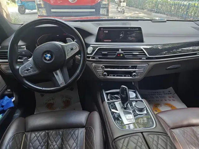 BMW 7 Series — Фото автомобиля 12