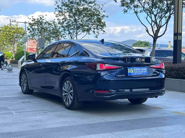 Lexus ES — Фото автомобиля 5