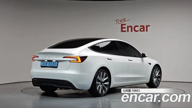 Tesla Model 3 — Фото автомобиля 2