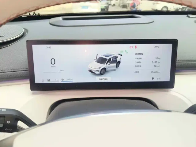 Geely Galaxy Starship 7 EM-i — Фото автомобиля 4