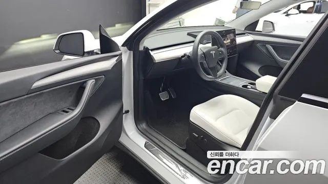 Tesla Model Y — Фото автомобиля 14