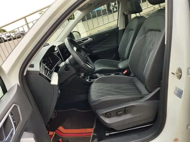 Volkswagen Tiguan L — Фото автомобиля 14