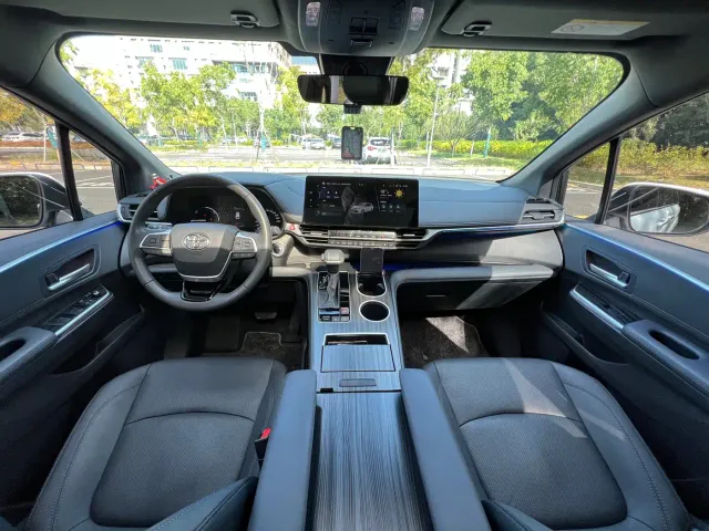 Toyota Sienna — Фото автомобиля 8