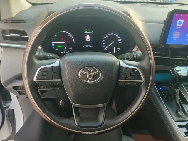 Toyota Sienna — Фото автомобиля 10