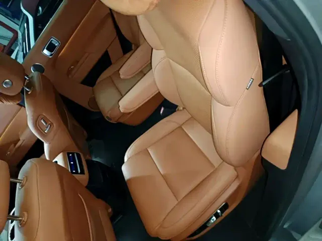 Li Auto L8 — Фото автомобиля 16